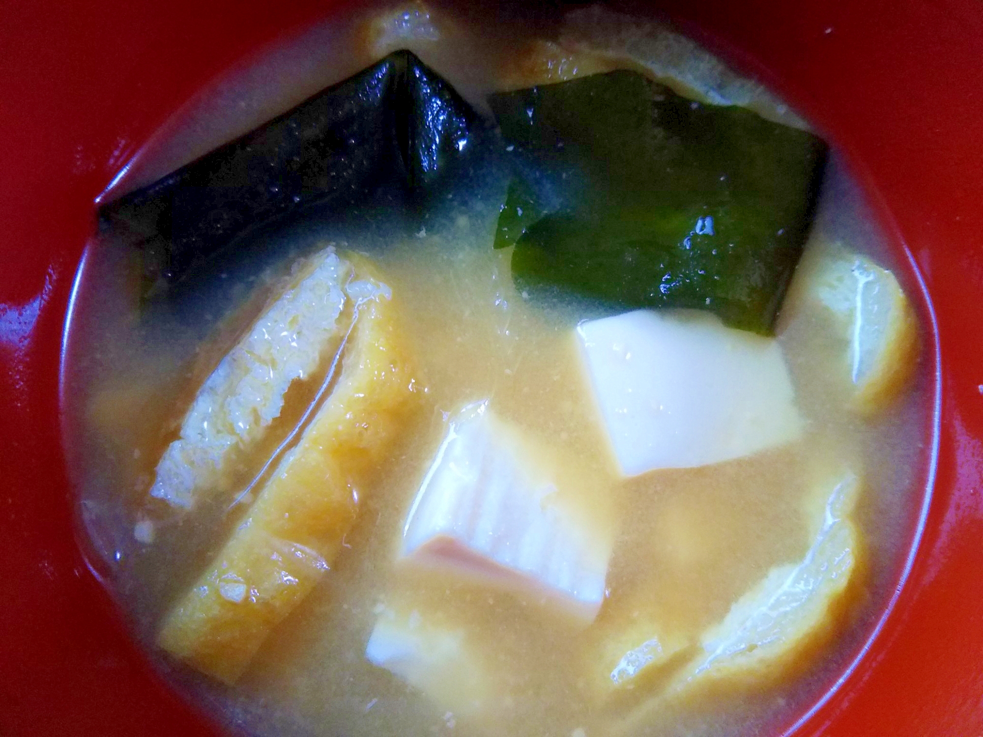 豆腐とワカメと油揚げの味噌汁