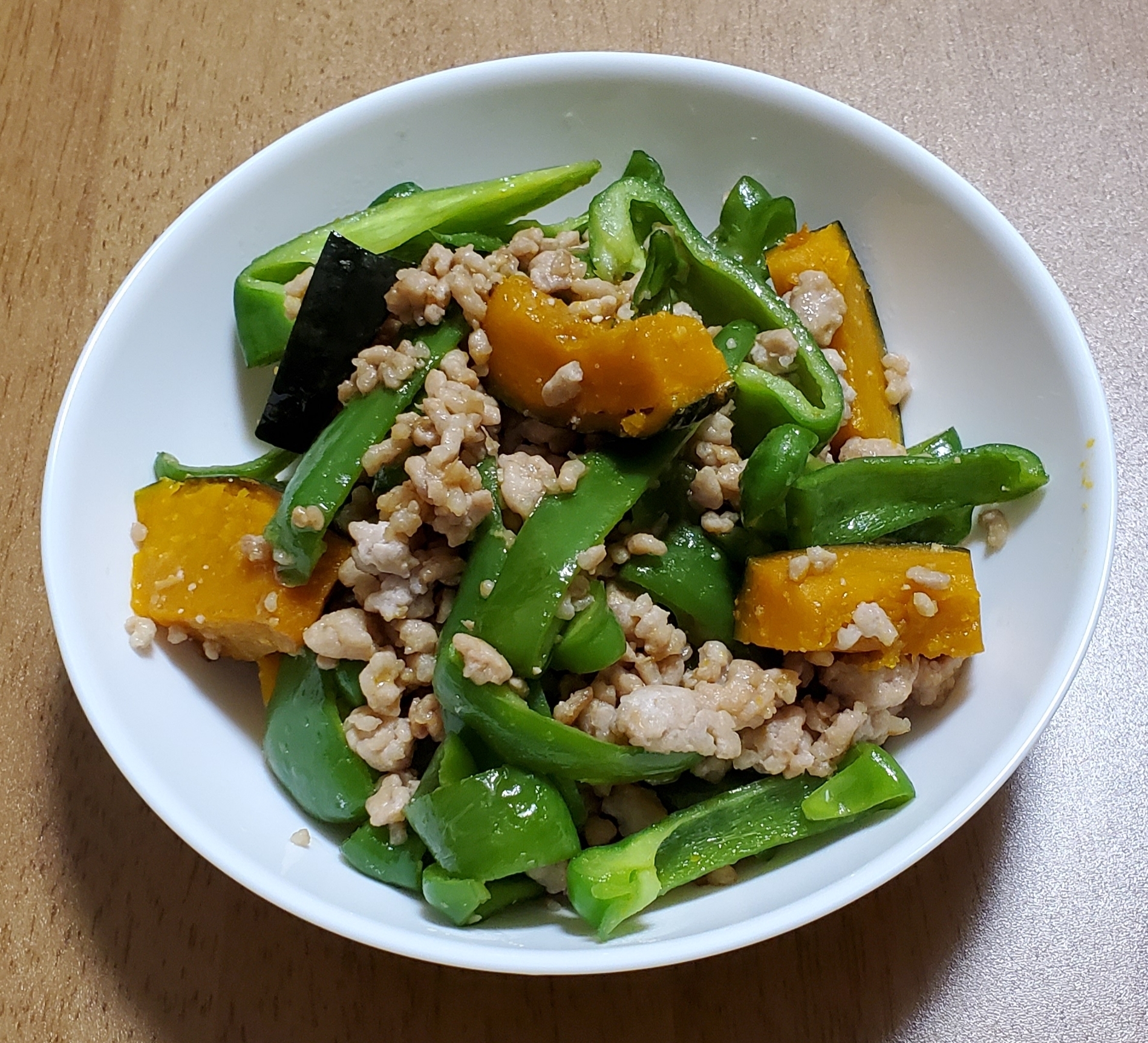 豚挽き肉とピーマンとかぼちゃの甘味噌炒め