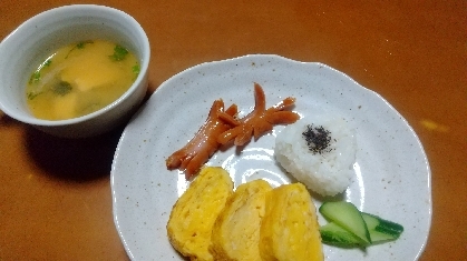 暑いのでお出掛せずお家でランチ(孫用)した敬老の日のだし巻き玉子！白だし便利ですね～♡簡単に良いお味に出来ました♪レシピに感謝致します(*- -)(*_ _)