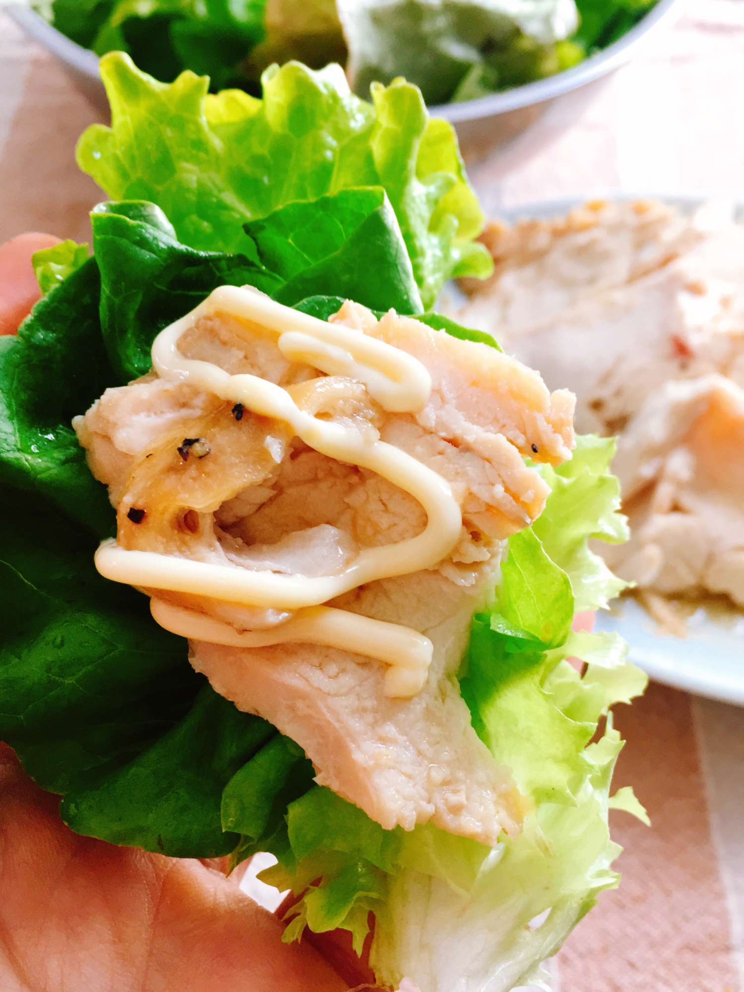 皿に盛られた鶏ハムのレタス包み