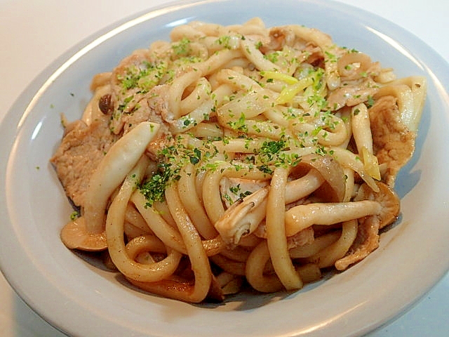 とんかつソースで　豚ロースとしめじと葱の焼きうどん