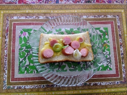 魚肉ソーセージと小ねぎのケチャップトースト