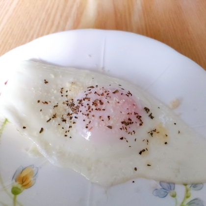 ハーブソルトと粉チーズで目玉焼き