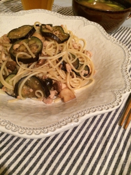 鶏ひき肉ときのこのガーリック醤油パスタ