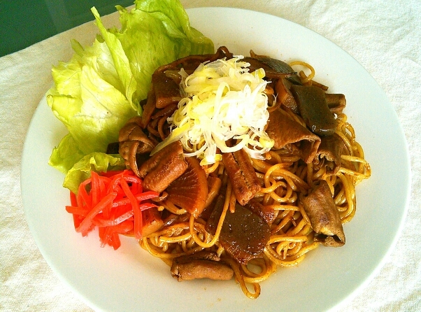 モツ煮リメイクで一人飯♪モツ味噌焼きそば♡