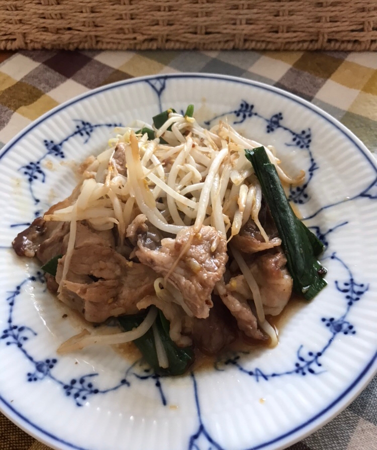 豚こま肉ともやし、ニラの粒マス炒め