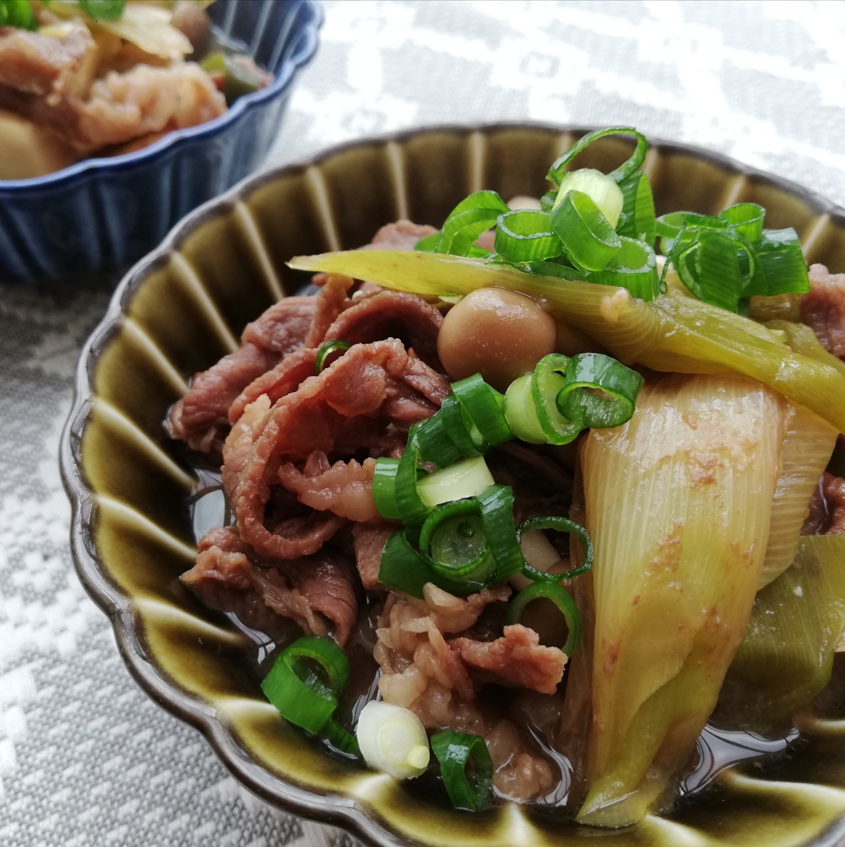 肉と野菜の旨味をたっぷり含んだ肉豆腐