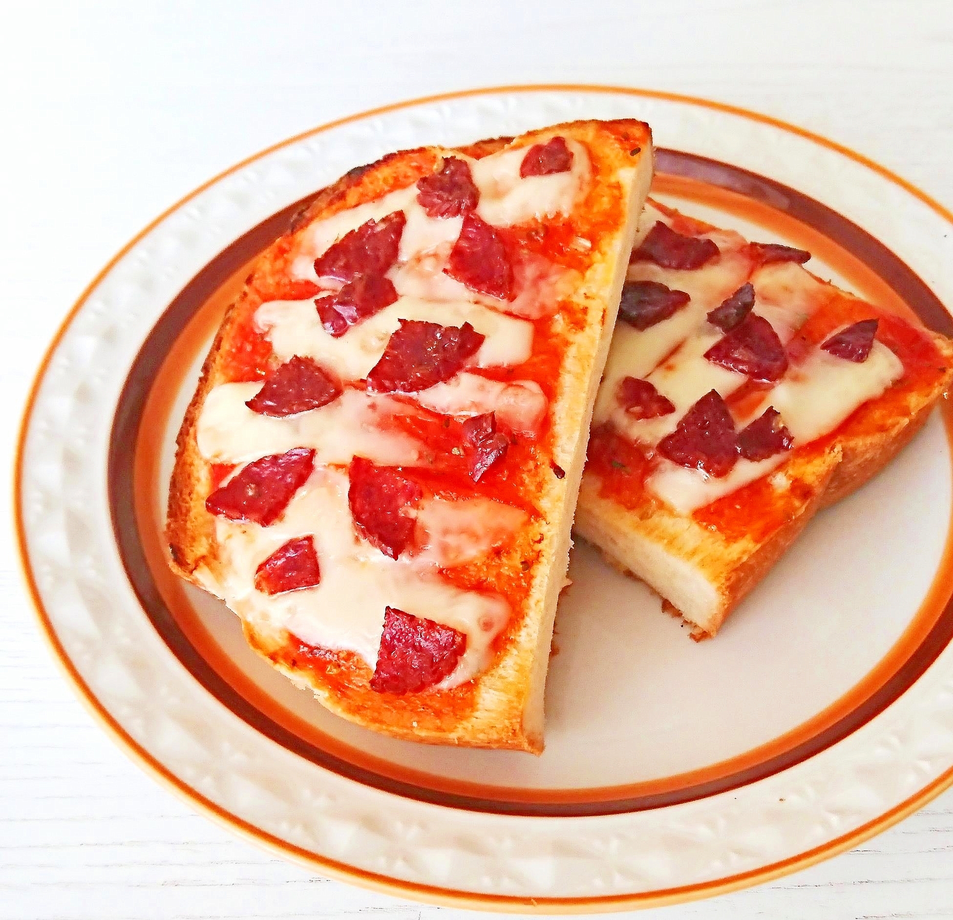 シンプルなサラミのピザトースト