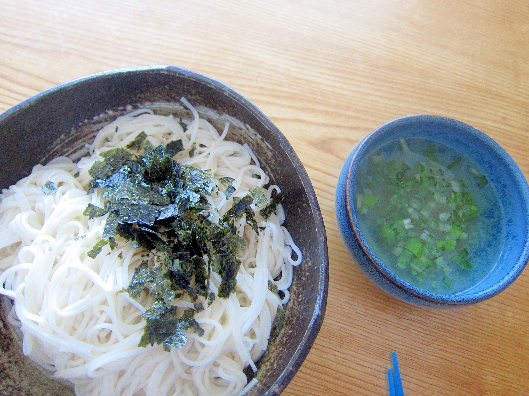 揉み海苔と葱のにんべん金のたれ生姜ひやむぎ