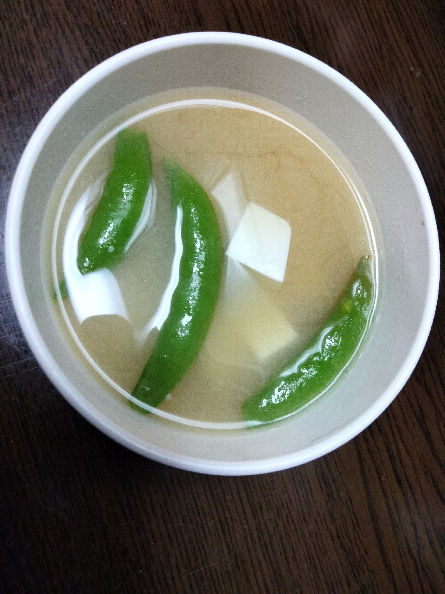 スナップえんどうと豆腐の味噌汁
