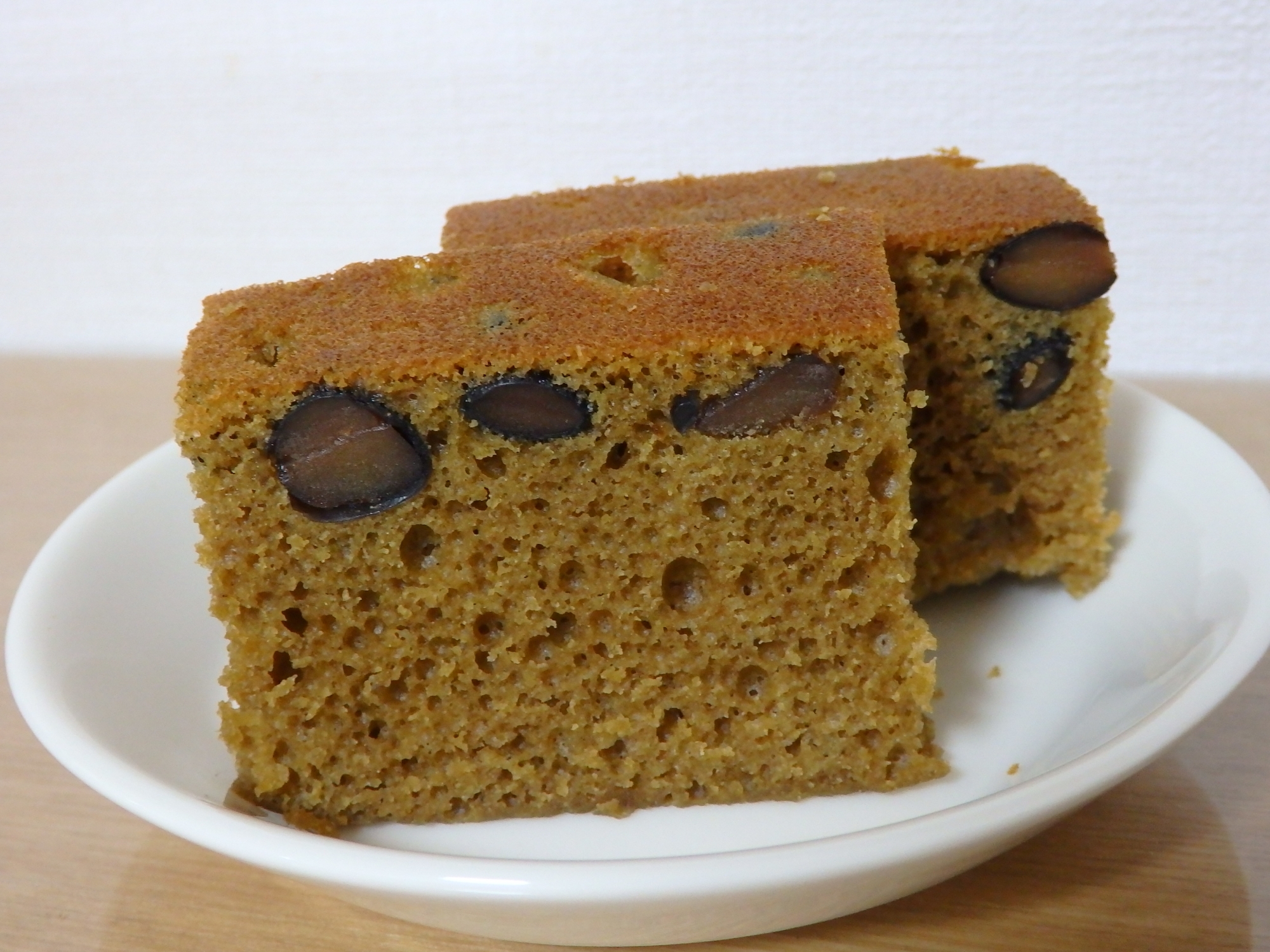 炊飯器で、黒豆入りほうじ茶の蒸しケーキ