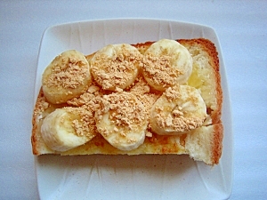 バナナとりんごジャムのきな粉たっぷりトースト