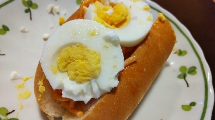 茹で卵とナポリタンスパゲッティのホットドッグ