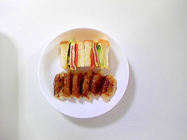 サンドイッチと餃子のプレート