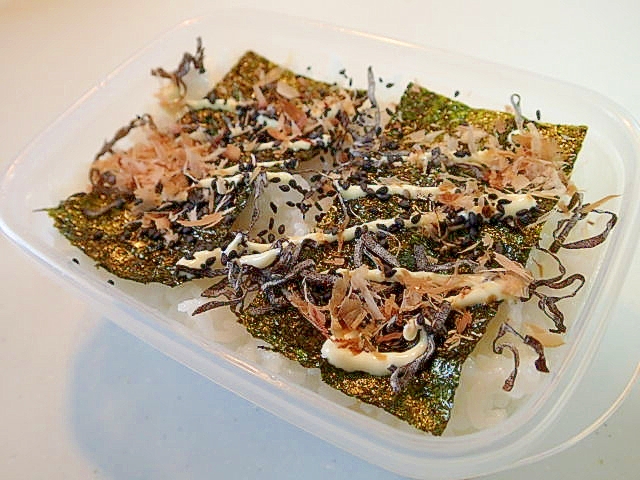 お弁当　味付け海苔と塩昆布と黒胡麻のマヨかけご飯
