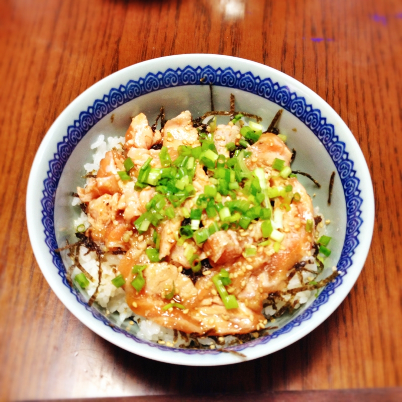 簡単で美味しい！炙りとろサーモン丼