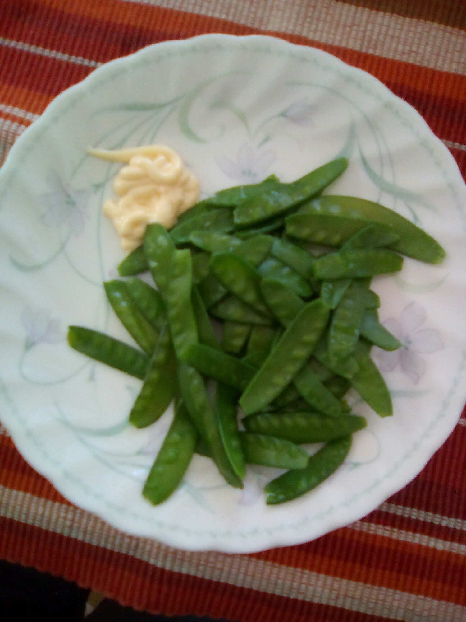 絹さやの塩茹でマヨネーズ添え
