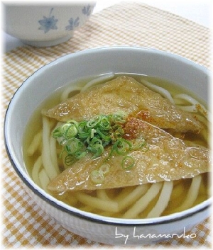 甘辛く炊いたお揚げさんの”京風きつねうどん”