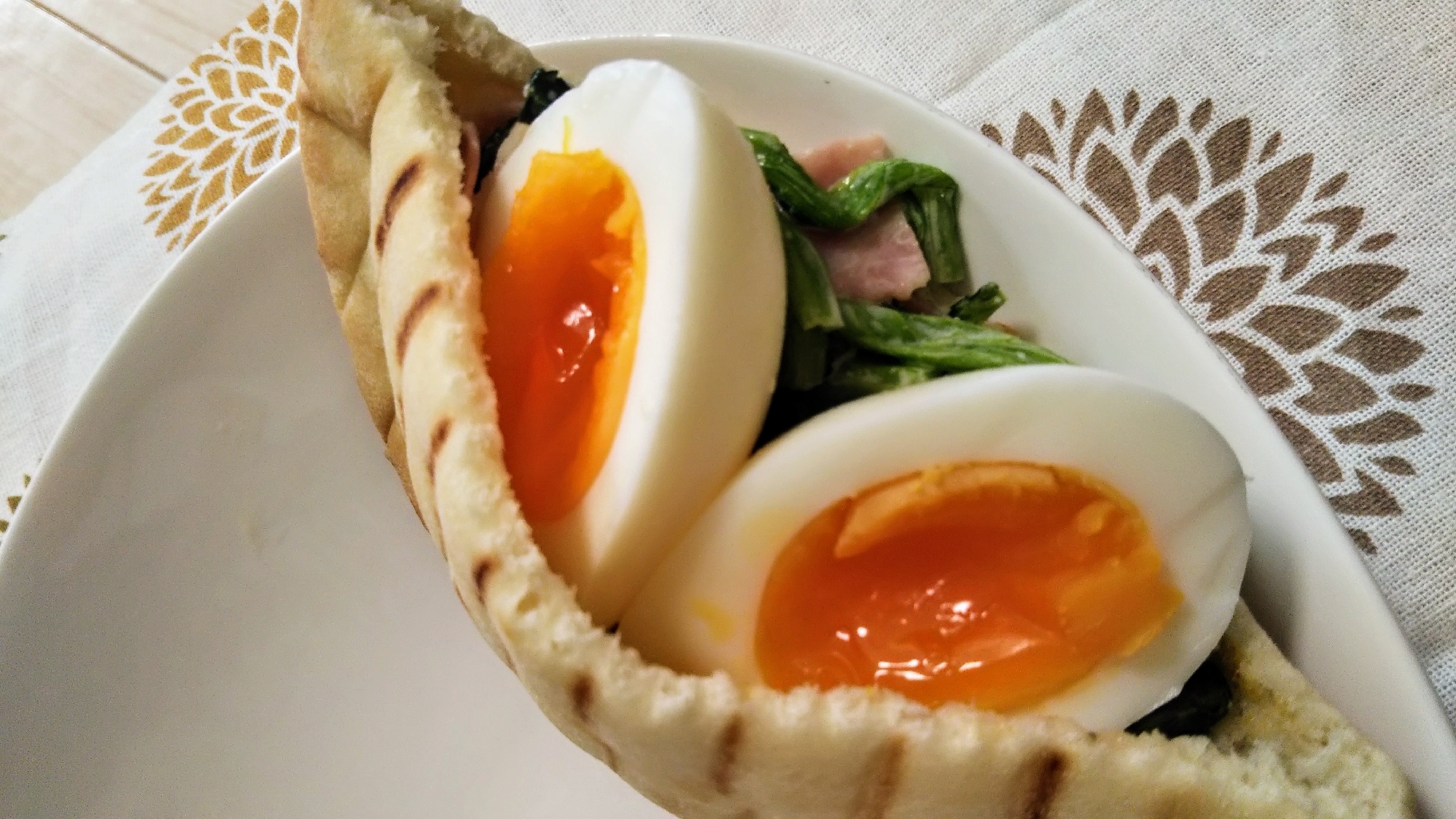 小松菜と半熟卵のピタサンド