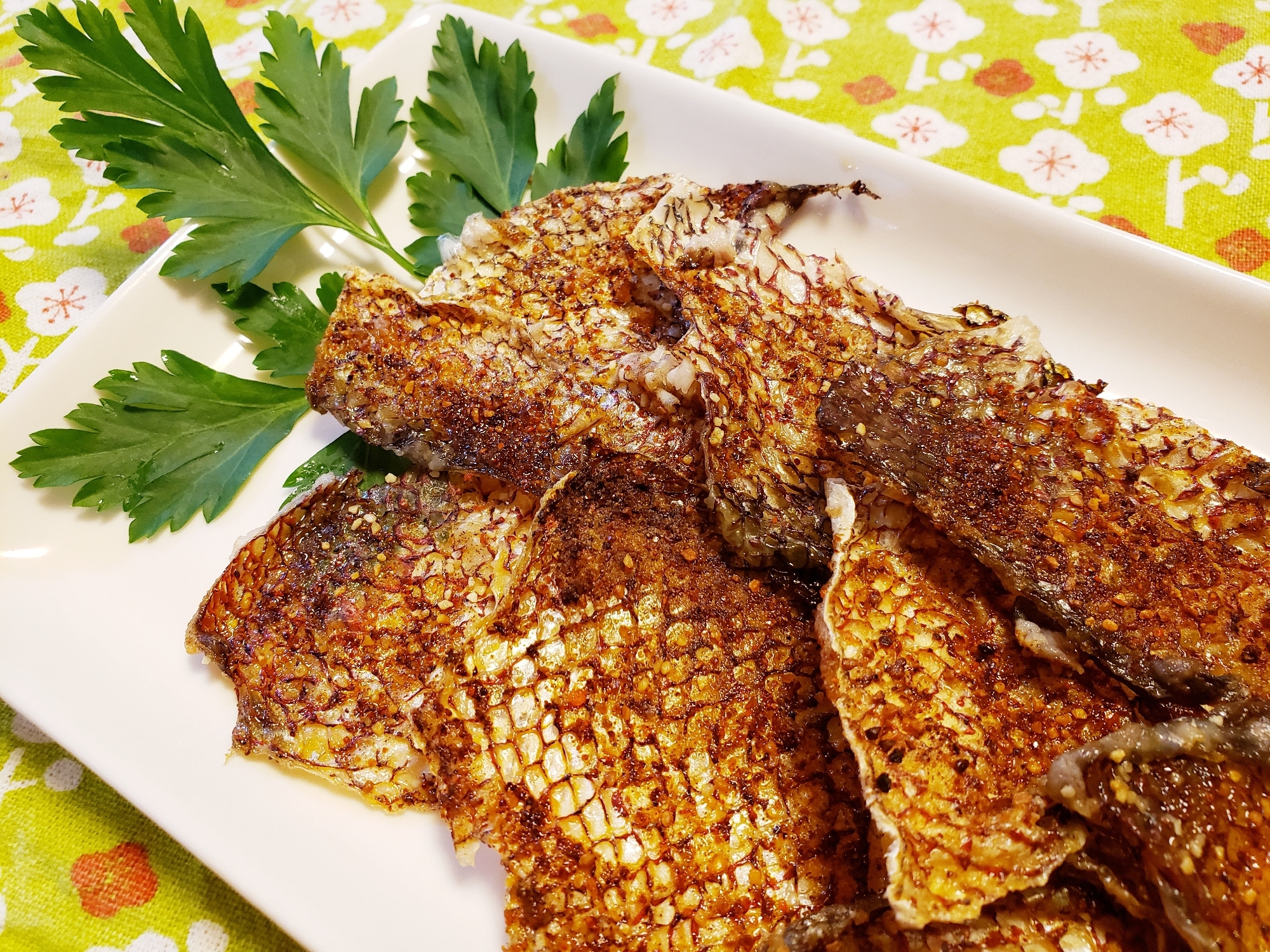 お魚の皮でサクサク焼きチップス