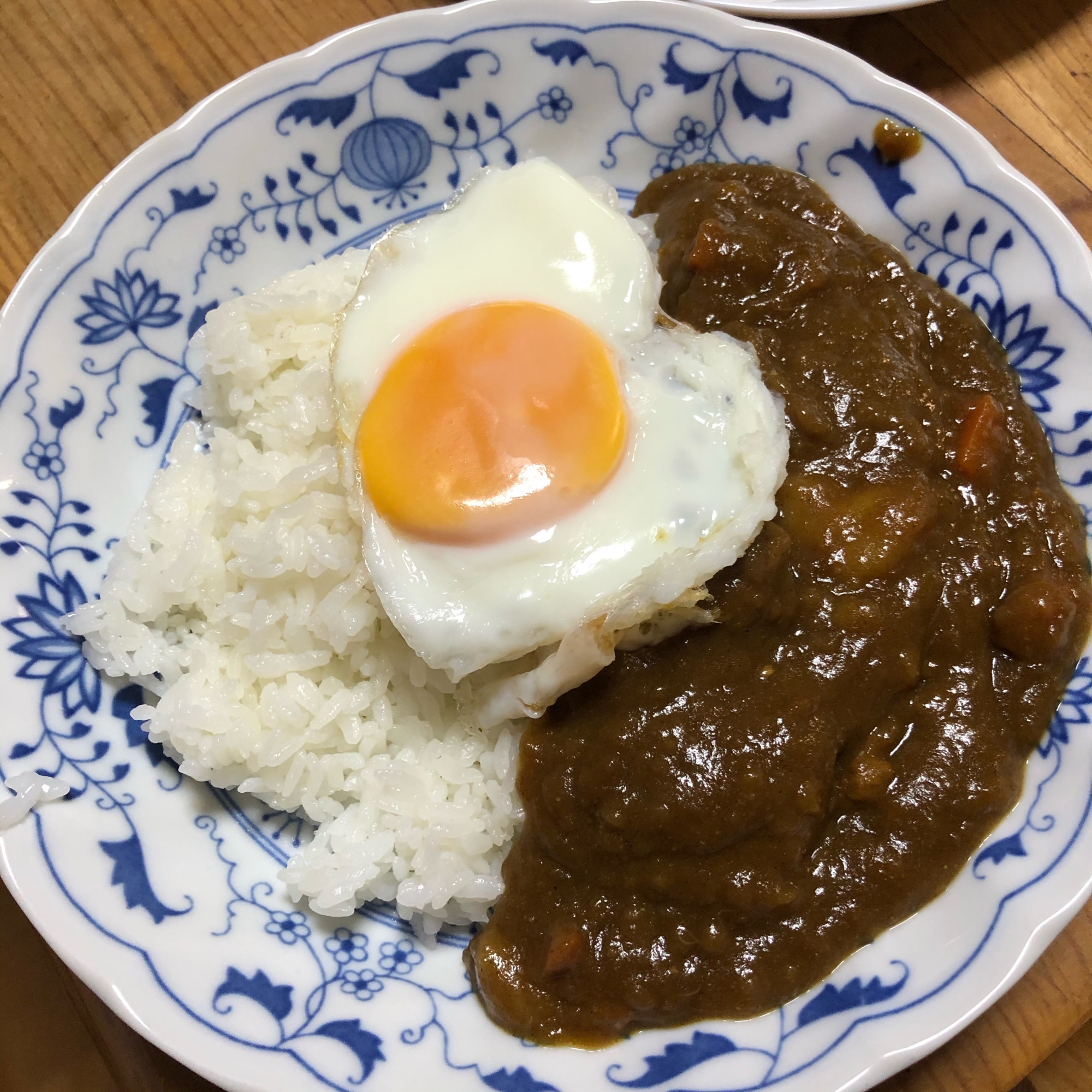 カレーライスに目玉焼きのトッピング