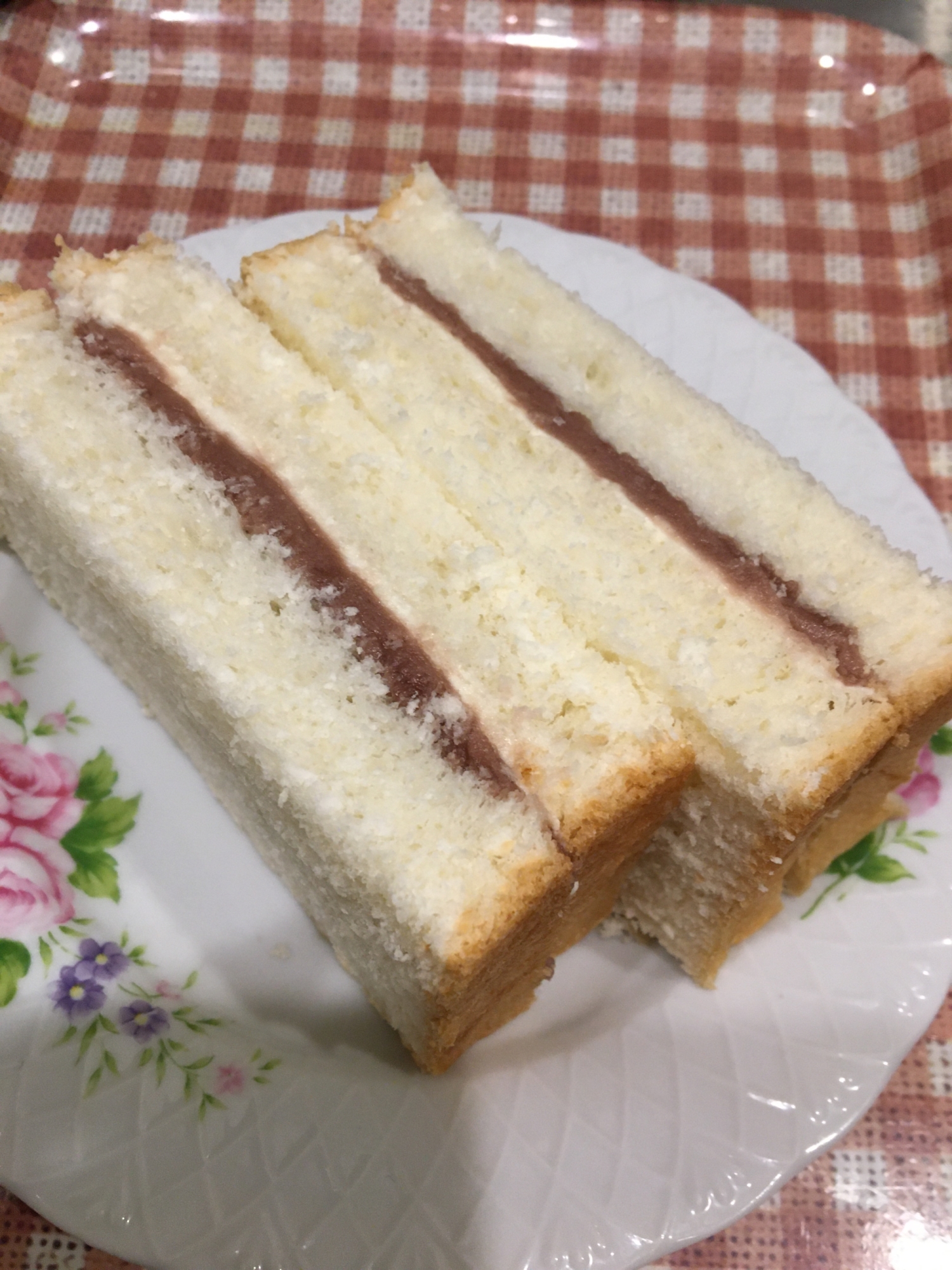 花柄の皿に盛られたあんことクリームチーズのサンドイッチ