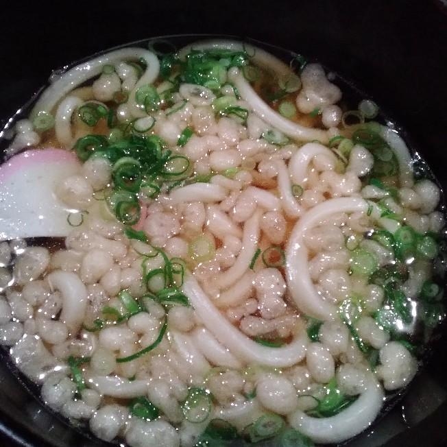 蒲鉾と揚げ玉のうどん