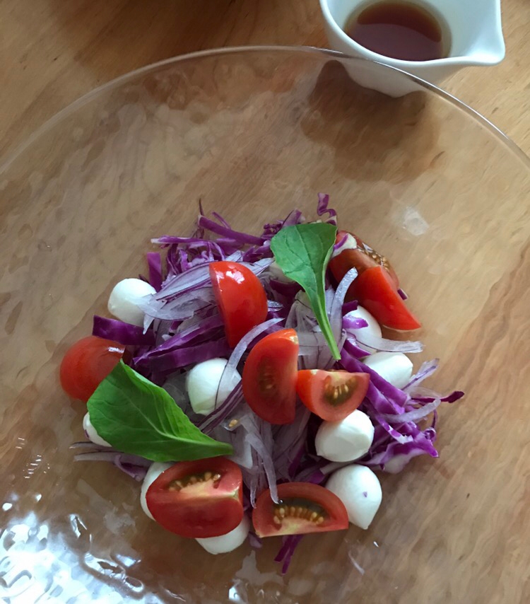 レッド系（紫？）野菜とモッツァレラのサラダ