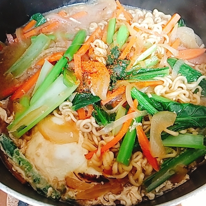 人参　小松菜　玉葱　ウインナーの味噌ラーメン