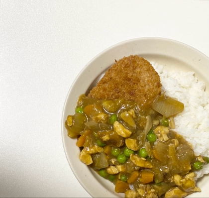 ポテトコロッケとチキンカレー