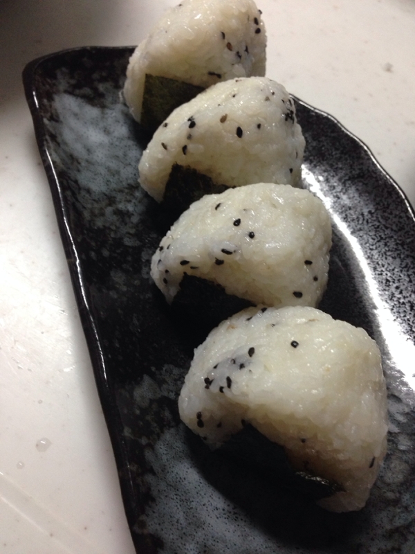 しっかり塩の効いた ごま塩おにぎり レシピ 作り方 By Xmickyx 楽天レシピ しっかり塩の効いた ごま塩おにぎり レシピ 作り方 By Xmickyx 楽天レシピ