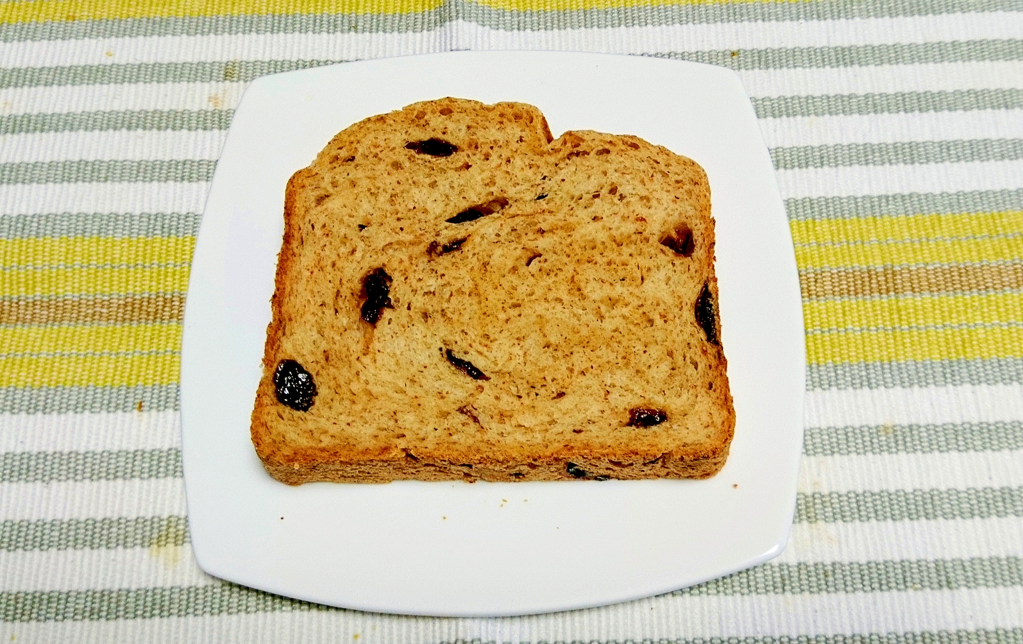 香ばしさがやみつき☆胚芽レーズン食パン