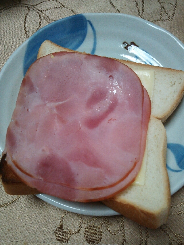 ぬるチーズを使ったハムチーズパン
