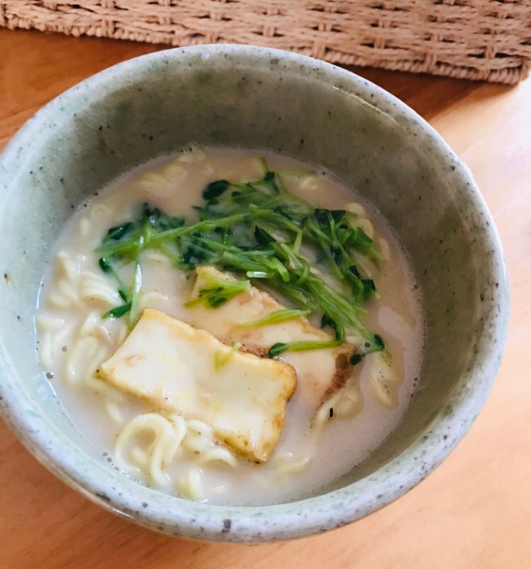 厚揚げと豆苗の豆乳味噌ラーメン