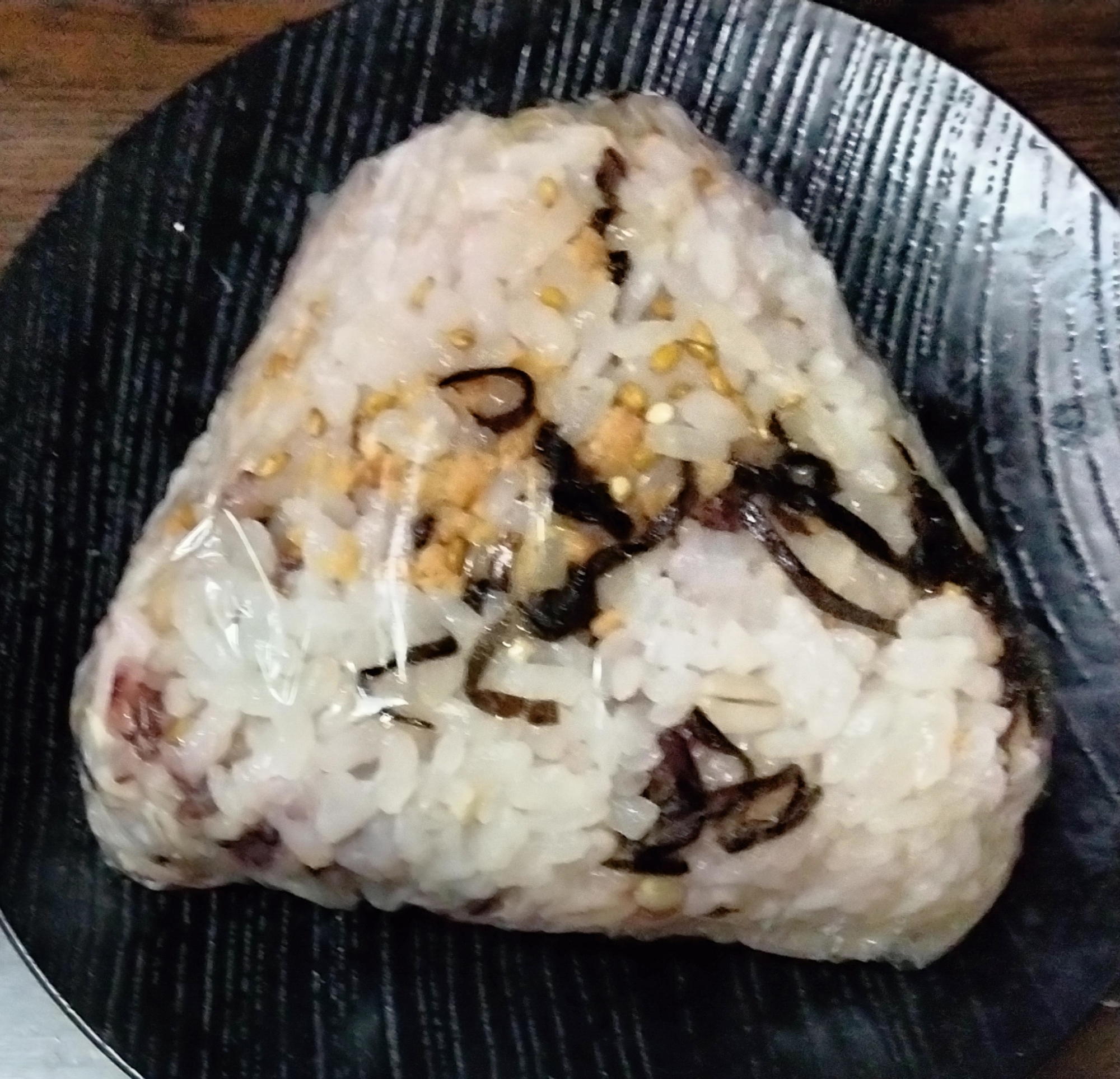 雑穀ごはんおにぎり 鮭フレーク食べるごま塩昆