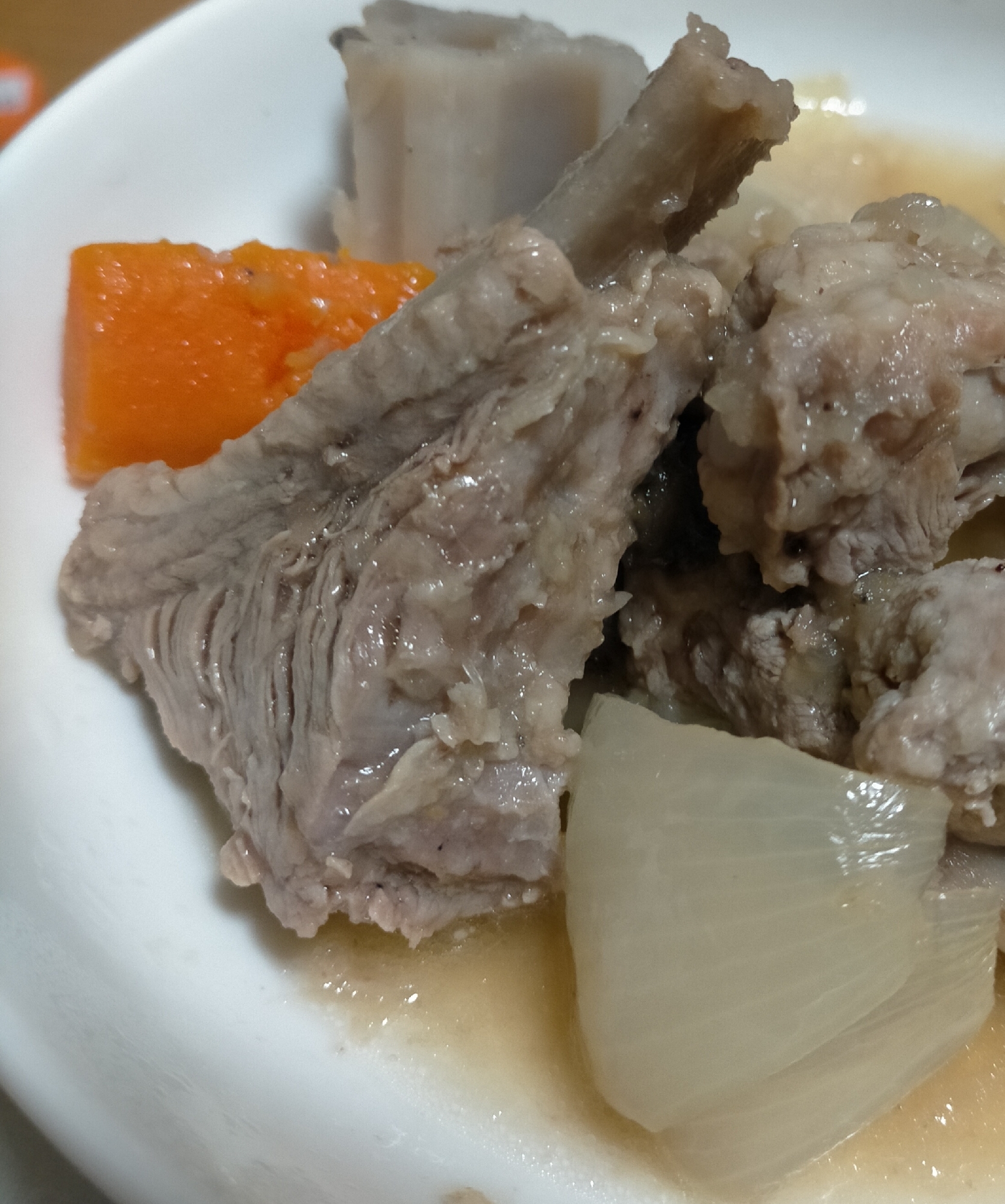 白い器に盛られたスペアリブの旨煮