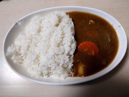 今日はバーモントカレーを作りました。同じカレーと言う事で作ったよレポート課題送らせて頂きました。