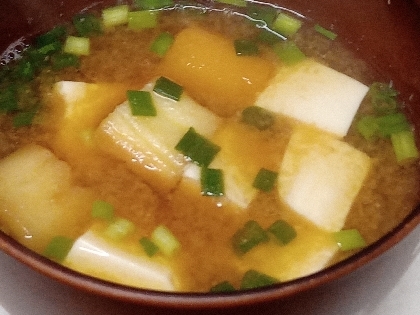 豆腐と麩と小ねぎの味噌汁