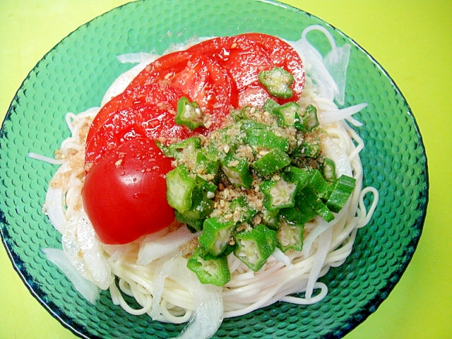 トマトと新玉ねぎオクラの胡麻冷やしそうめん