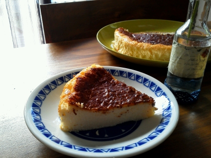 本当にミキサーで混ぜるだけなので、材料を用意する時間を合わせてキッチンにいる時間10分くらい！で手作りチーズケーキが食べられる素晴らしいレシピですね！！
