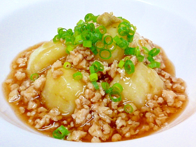 白い器に盛られた、粉ふきいもの鶏そぼろあんかけ