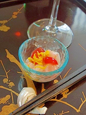 ワインに日本酒に、甘海老とさくらんぼの菊花和え