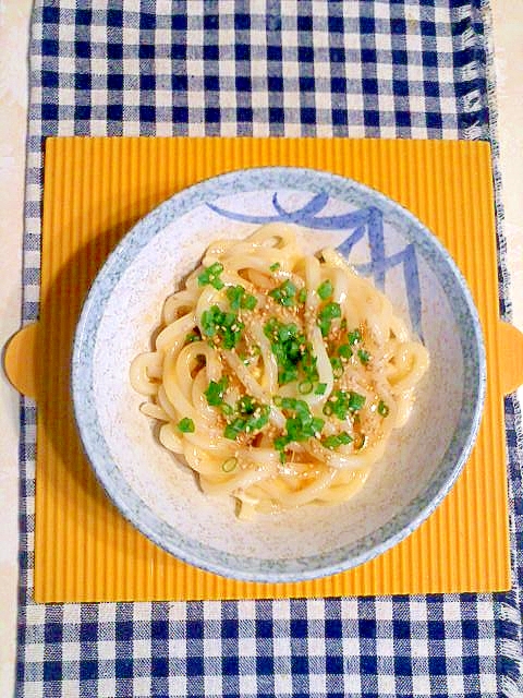 ラー油のピリ辛釜玉うどん♪