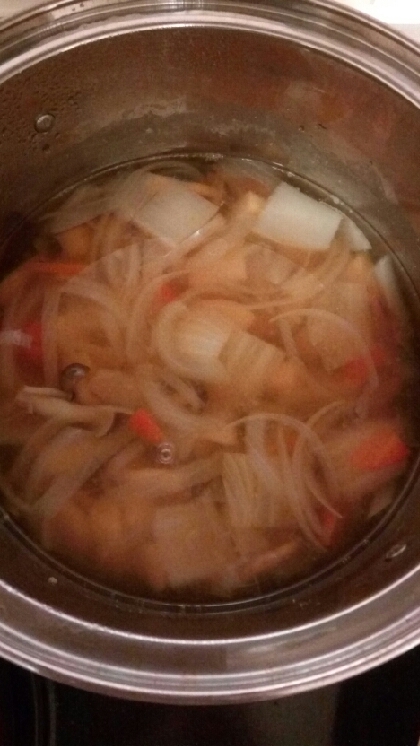 冷蔵庫にある野菜たっぷり入れて作りました。明日の朝は卵スープにして、夜はシチューにしようかな(๑´ڡ`๑)アレンジ参考になります♡