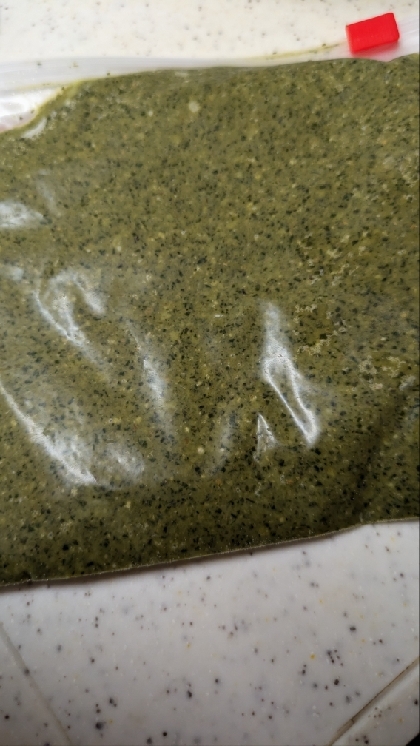 バジルがたくさん採れたので、初めて作ってみました。
半分は冷凍、半分は既に鶏ハムやカルパッチョ、パスタで頂きました
家族にも好評だったので来年も作ります