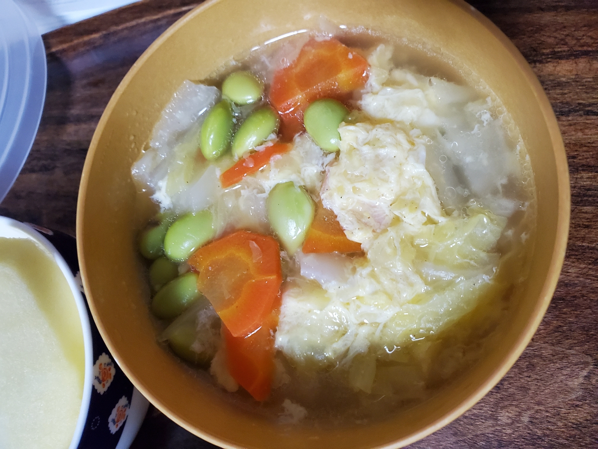 白菜と人参と枝豆の卵とじスープ