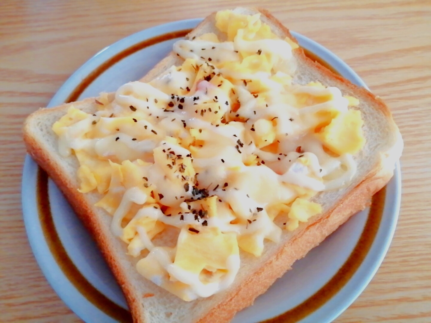 バジル香る☆炒り卵のマヨチーズトースト