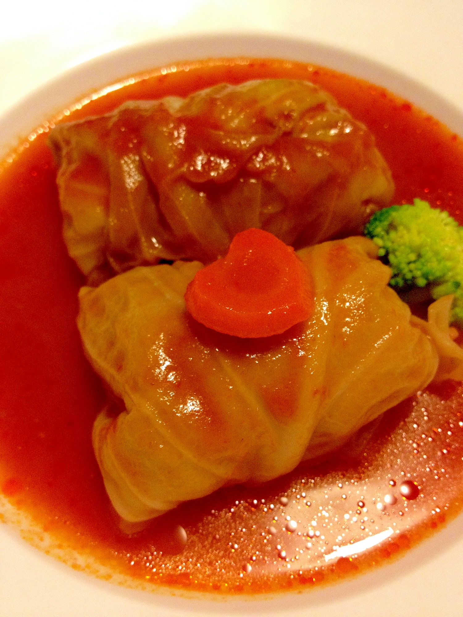 白いお皿に盛り付けられたロールキャベツ