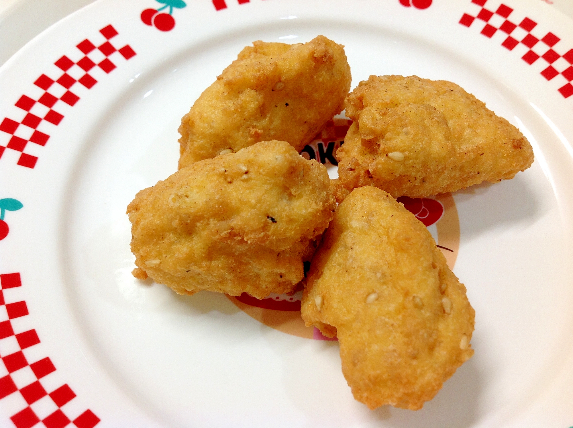 白い器に盛られた茹で鶏チキンナゲット