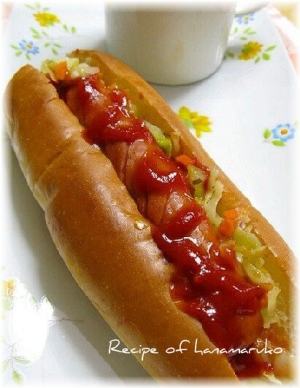 コールスローとウインナーのホットドッグ